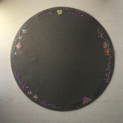 丸型　花の手刺繍ランチョンマット 1枚目の画像