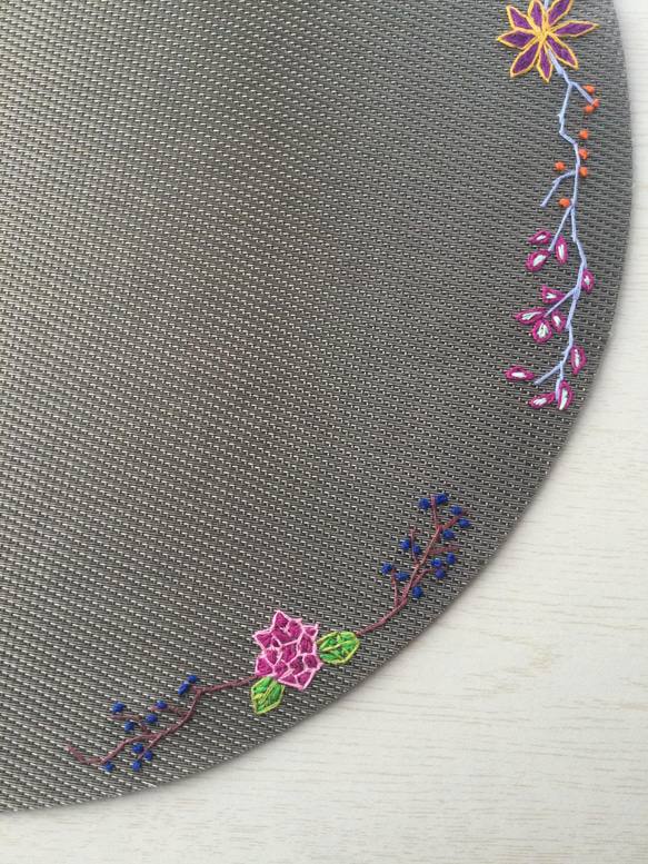 丸型　花の手刺繍ランチョンマット 3枚目の画像