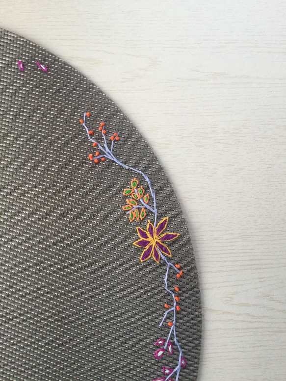 丸型　花の手刺繍ランチョンマット 2枚目の画像