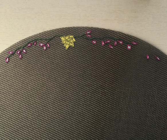 丸型　花の手刺繍ランチョンマット 5枚目の画像
