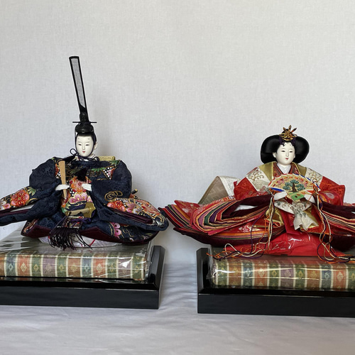 【新品　未使用】 【特価】　金彩刺繍立ち雛親王飾り 雛人形】ケース飾り 親王飾り「桜刺繍木目調」（322361