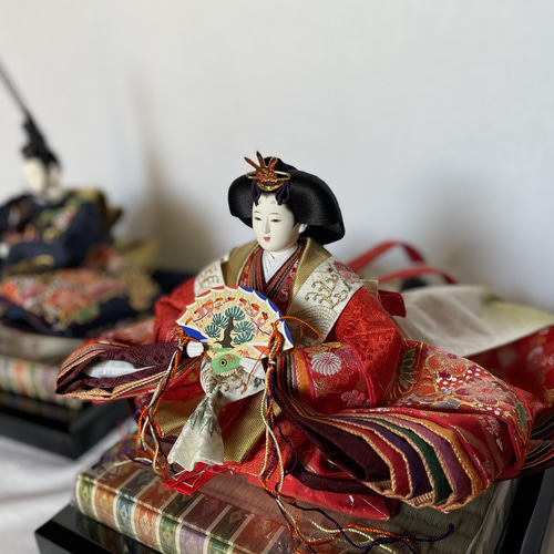 【新品　未使用】 【特価】　金彩刺繍立ち雛親王飾り 望月龍翠作 白雲立涌鶴紋正絹衣装雛人形丸紋花刺繍金屏風親王