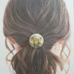手刺繍ブローチ･ヘアゴム《黄色い和花》×シルバーグレー  くるみボタン 8枚目の画像