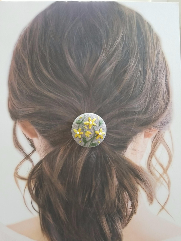 手刺繍ブローチ･ヘアゴム《黄色い和花》×シルバーグレー  くるみボタン 8枚目の画像