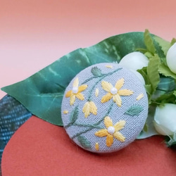 手刺繍ブローチ･ヘアゴム《黄色い和花》×シルバーグレー  くるみボタン 3枚目の画像