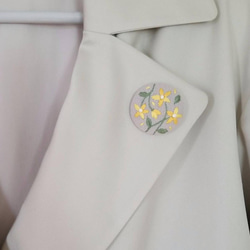 手刺繍ブローチ･ヘアゴム《黄色い和花》×シルバーグレー  くるみボタン 6枚目の画像