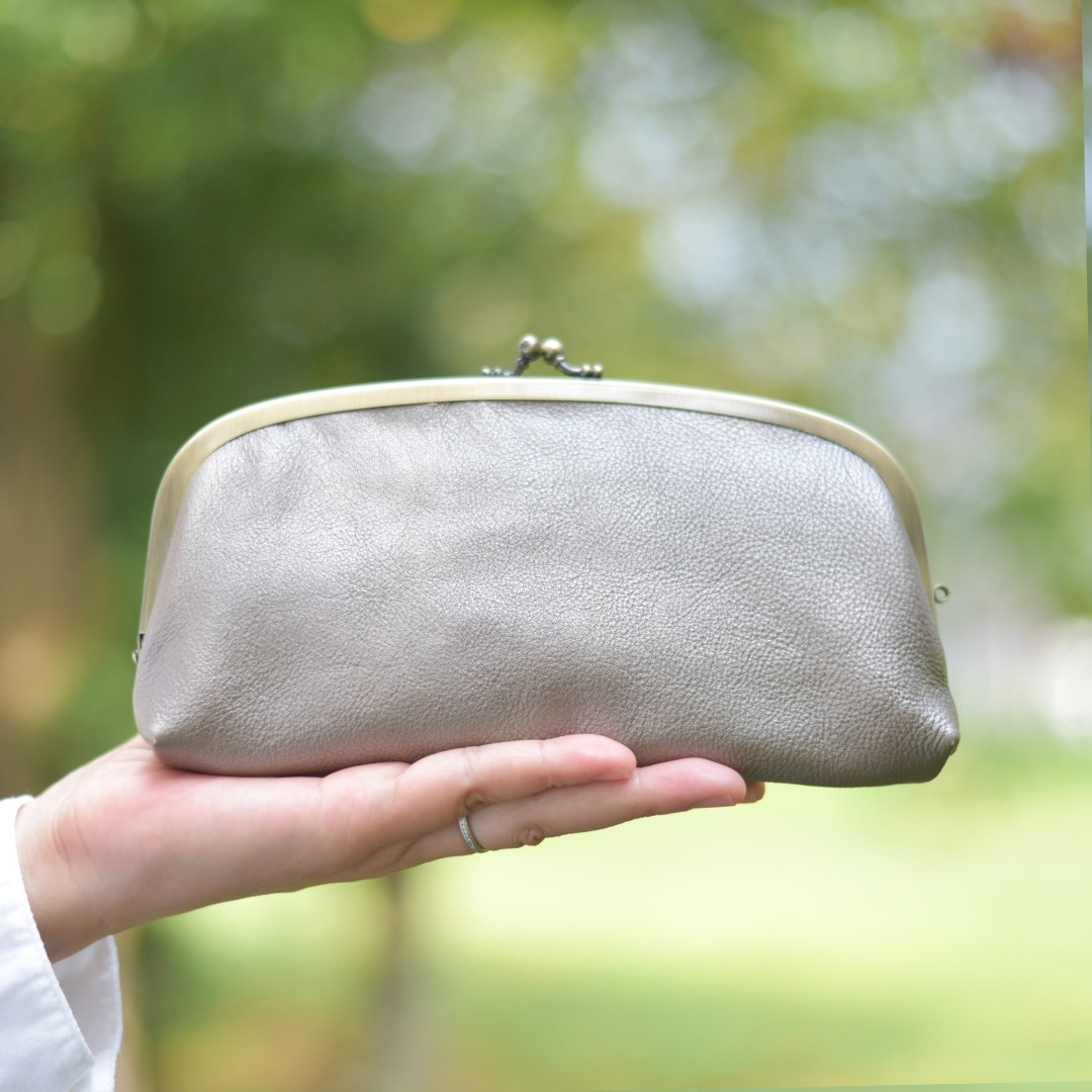 小銭を3秒で取り出せる❤️モリス×レザーがまぐち長財布 　上品さをまとうプラチナシルバー