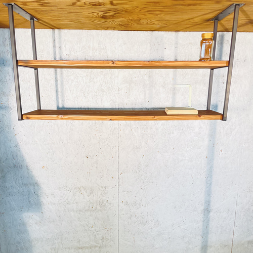 アイアン吊り棚 杉無垢材 ダイニングキッチンの天井に 壁掛けラック