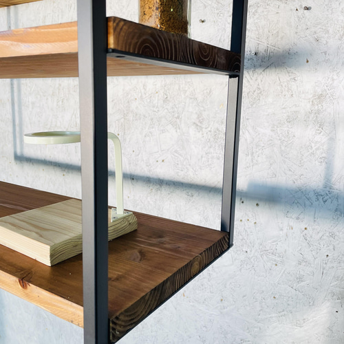 アイアン吊り棚 杉無垢材 ダイニングキッチンの天井に 壁掛けラック