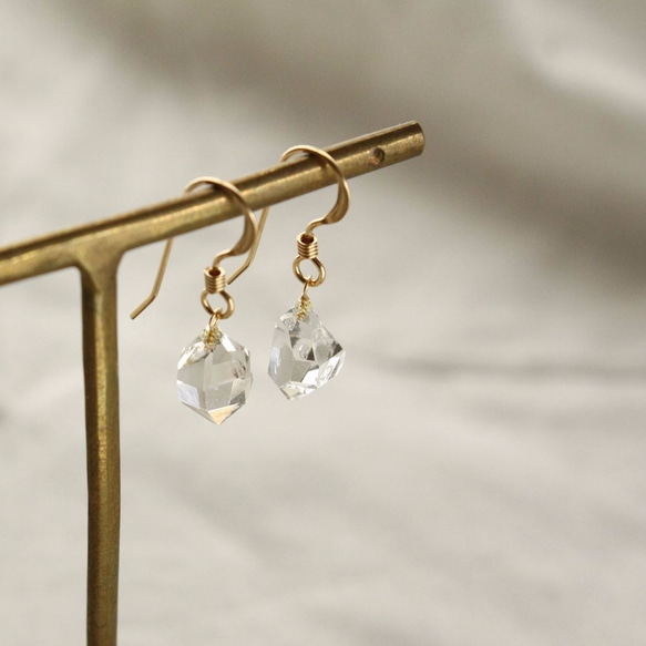 【Reserved】Herkimer Diamond Hooked Earrings ハーキマーダイヤモンドの雫ピアス 1枚目の画像