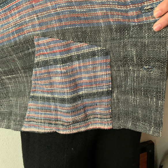さっと羽織るだけで雰囲気が出るケープ風手織り綿ブラウス　ワイドなのに着ると絶妙の落ち感がスパイス　グレイブルーミックス絣 18枚目の画像