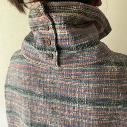 さっと羽織るだけで雰囲気が出るケープ風手織り綿ブラウス　ワイドなのに着ると絶妙の落ち感がスパイス　グレイブルーミックス絣 11枚目の画像