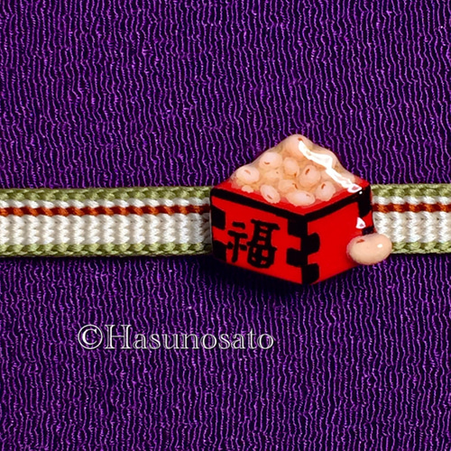 節分の小ぶりな升 の 帯留め／ブローチ 【陶器風 手描き 石塑粘土