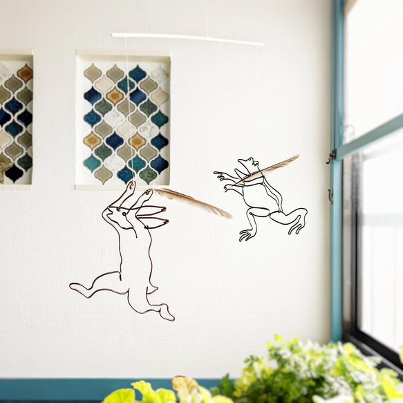 鳥獣戯画うさぎ カエル 追いかけっこ モビール 鳥の羽 和風 シンプル フェザー インテリア  ウサギ 兔 和室 2枚目の画像