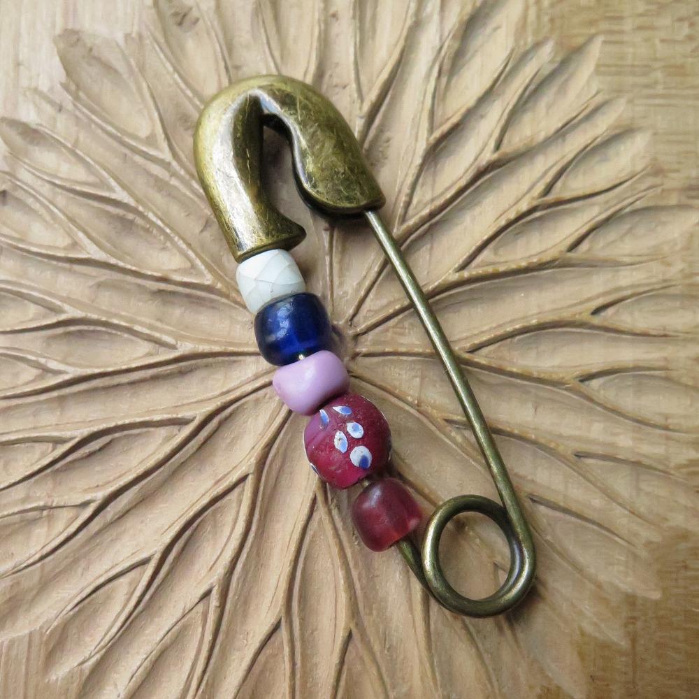 アンティーク　ファンシー　＋　ヴェネチアンシードビーズ　ブローチ　百世 momotose（西）