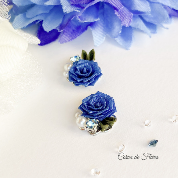 サファイアブルーの薔薇とビジューのピアス/イヤリング　つまみ細工　正絹羽二重　シルク 3枚目の画像