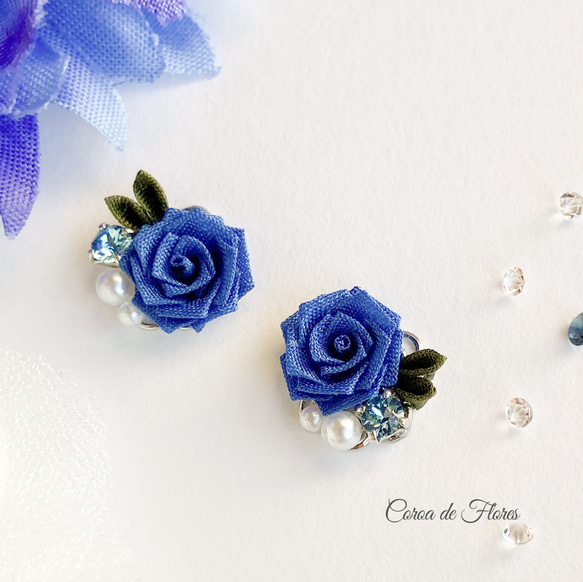 サファイアブルーの薔薇とビジューのピアス/イヤリング　つまみ細工　正絹羽二重　シルク 2枚目の画像