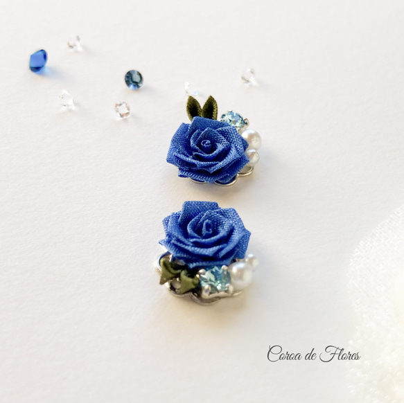 サファイアブルーの薔薇とビジューのピアス/イヤリング　つまみ細工　正絹羽二重　シルク 6枚目の画像