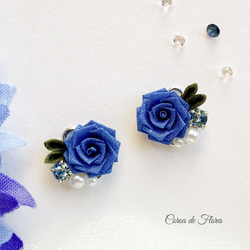 サファイアブルーの薔薇とビジューのピアス/イヤリング　つまみ細工　正絹羽二重　シルク 1枚目の画像