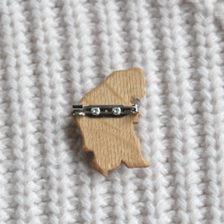 木雕木胸針“鮭魚背熊”（橡木） 第2張的照片