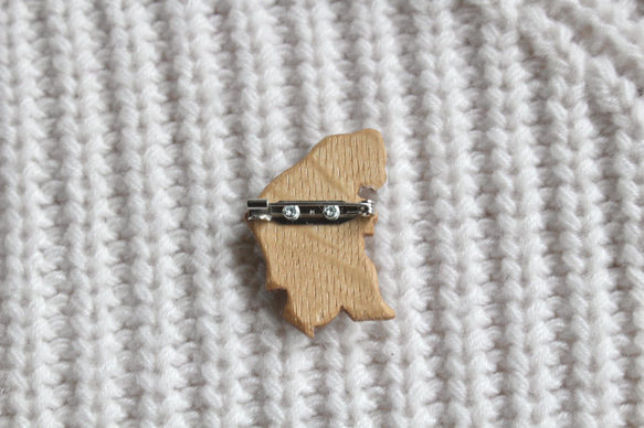 木雕木胸針“鮭魚背熊”（橡木） 第2張的照片