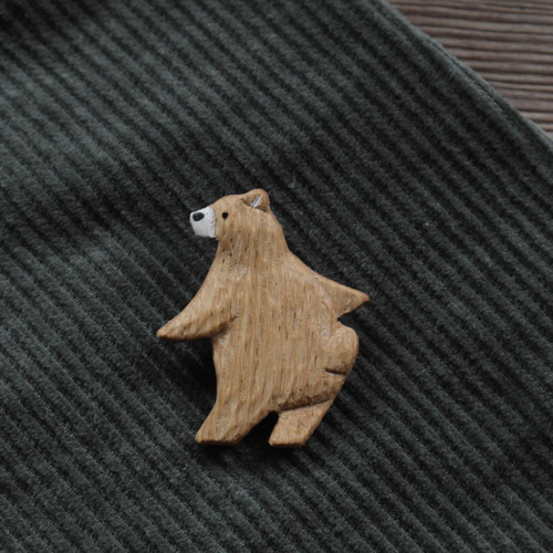 木彫り 木のブローチ 《踊るくま》（ナラ材） ブローチ taji** 通販