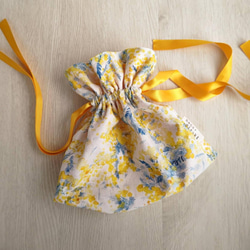 春を告げる花ミモザのリボン巾着ポーチ　大（受注生産品） 7枚目の画像