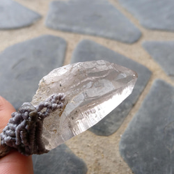 【雲母付き】ガネッシュヒマール産水晶とサファイアの天然石マクラメペンダント[PEN-844] 6枚目の画像