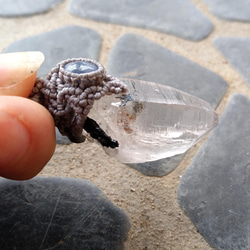 【雲母付き】ガネッシュヒマール産水晶とサファイアの天然石マクラメペンダント[PEN-844] 5枚目の画像