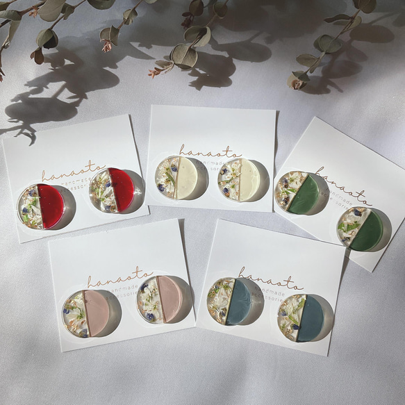 くすみカラーが可愛い！お花のハーフデザイン一粒レジンチタンピアス