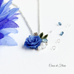 サファイアブルーの薔薇のネックレス　つまみ細工　正絹羽二重　シルク 4枚目の画像