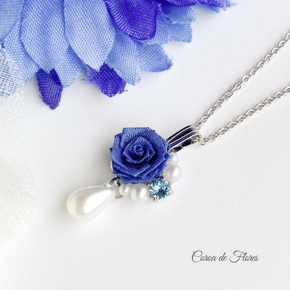 サファイアブルーの薔薇とゆれるパールのネックレス　つまみ細工　正絹羽二重　シルク 2枚目の画像