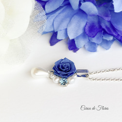 サファイアブルーの薔薇とゆれるパールのネックレス　つまみ細工　正絹羽二重　シルク 3枚目の画像