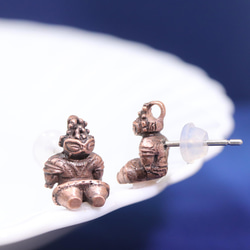 “坐影泥人”耳釘（659-576/純銅材質） 第3張的照片