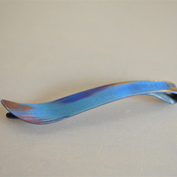 titanium hairpin・羽のチタンヘアピン・絵画のような青や金・マットA 2枚目の画像