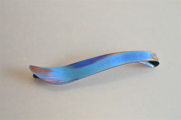 titanium hairpin・羽のチタンヘアピン・絵画のような青や金・マットA 1枚目の画像
