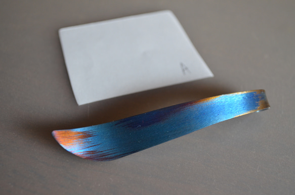 titanium hairpin・羽のチタンヘアピン・絵画のような青や金・マットA 7枚目の画像