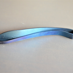 titanium hairpin・羽のチタンヘアピン・絵画のような青や金・マットA 4枚目の画像
