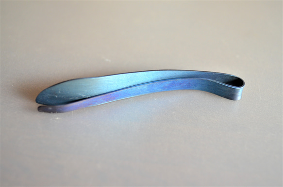 titanium hairpin・羽のチタンヘアピン・絵画のような青や金・マットA 4枚目の画像