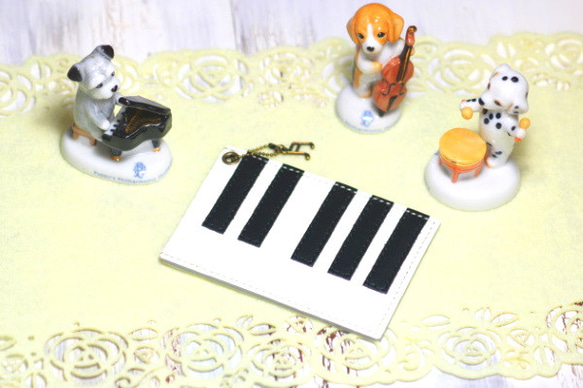 ピアノパスケース・特価・音符チャーム・本革・鍵盤・四つ葉 1枚目の画像