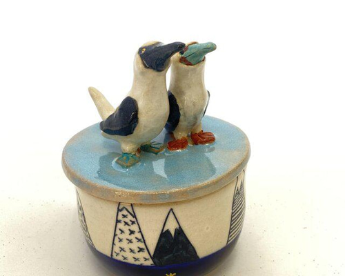 陶のハコ「アオアシカツオドリとアカアシカツオドリ」