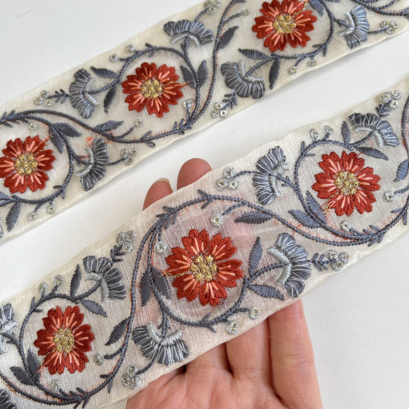 【50cm】インド刺繍リボン アイボリーxレッドxグレー　オーガンジー　SO346 4枚目の画像