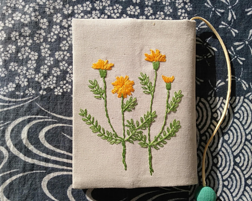 刺繍の布のブックカバー（マリーゴールド） ブックカバー
