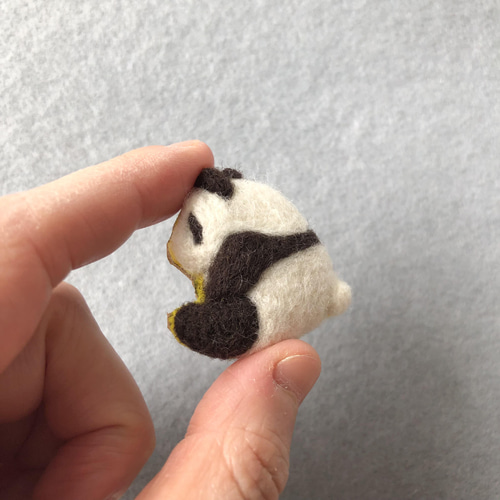 受注生産】パンダちゃんの後ろ姿ブローチ・C ブローチ イネムリウサギ