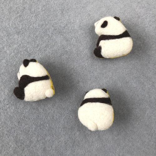 受注生産】パンダちゃんの後ろ姿ブローチ・C ブローチ イネムリウサギ