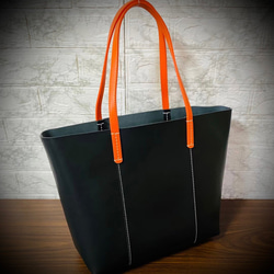 義大利真皮手提包，男女通用，時尚輕便，採用真牛皮製成，黑色，商務風格 第2張的照片