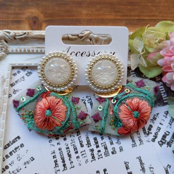 受注制作【ピアス】グリーン おおぶり ビーズ刺繍 カボション シルバー 