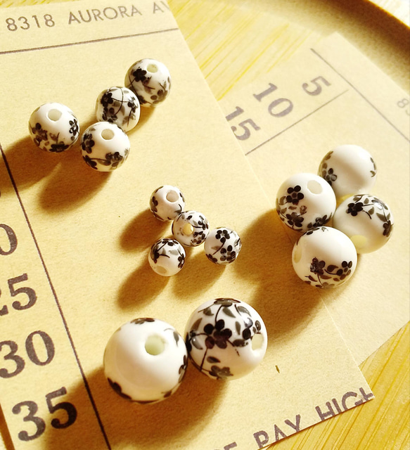 ビーズ 5ｻｲｽﾞ14個 磁器 花 フラワー プリント ミックス モノトーン 白  
