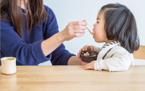 【木製ベビー食器】きのこのうつわ＋スタイのセット◎おすすめセット◎出産祝いに◎お食い初めに◎かわいい◎シンプル 4枚目の画像