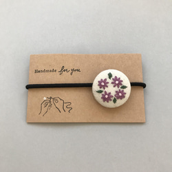 紫のお花刺繍のくるみボタンヘアアクセサリー 2枚目の画像